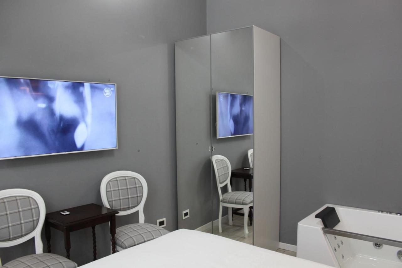 Jacuzzi Apartament By Parmacentro B&B Luaran gambar