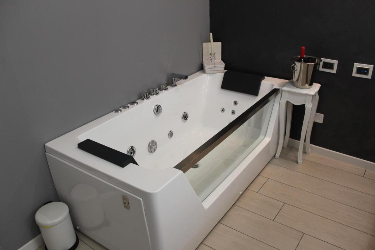 Jacuzzi Apartament By Parmacentro B&B Luaran gambar