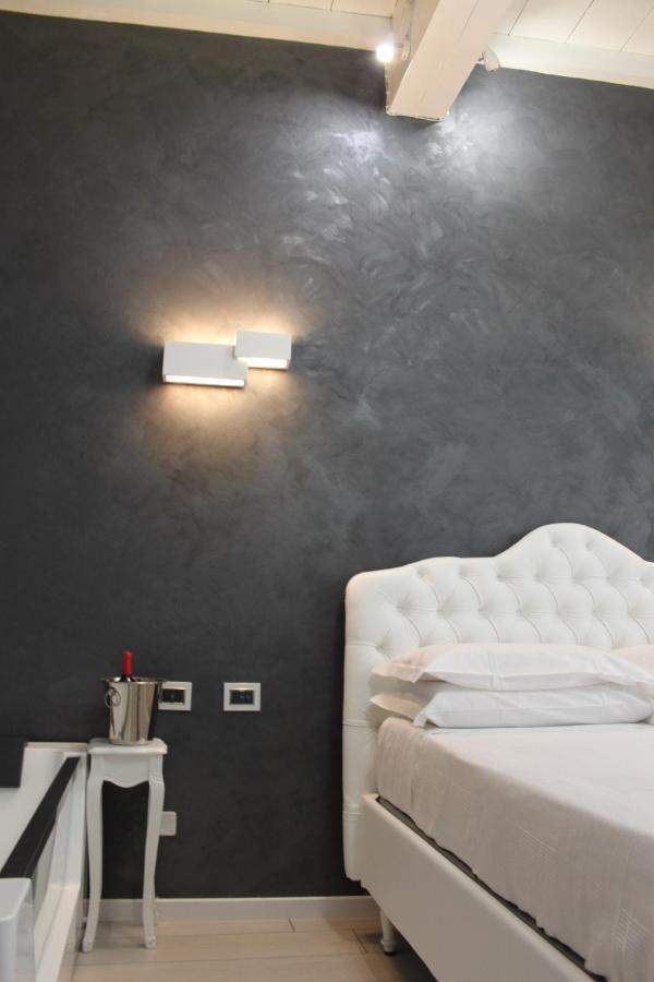 Jacuzzi Apartament By Parmacentro B&B Luaran gambar