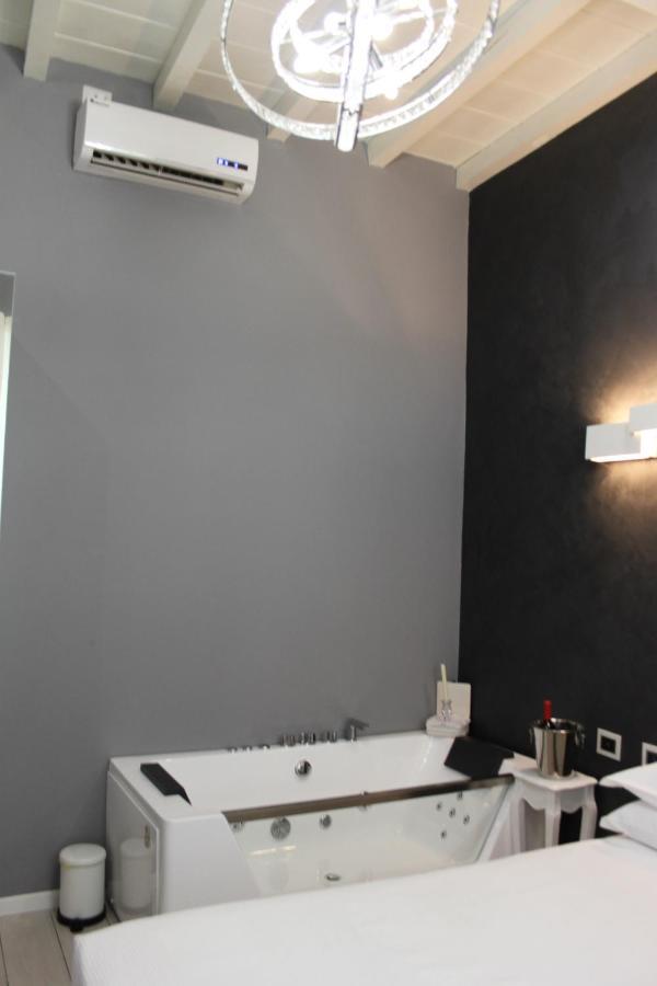 Jacuzzi Apartament By Parmacentro B&B Luaran gambar