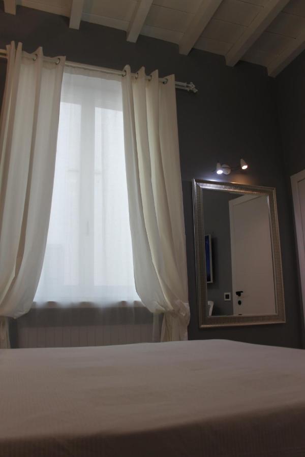 Jacuzzi Apartament By Parmacentro B&B Luaran gambar