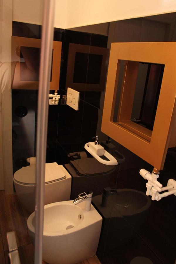 Jacuzzi Apartament By Parmacentro B&B Luaran gambar