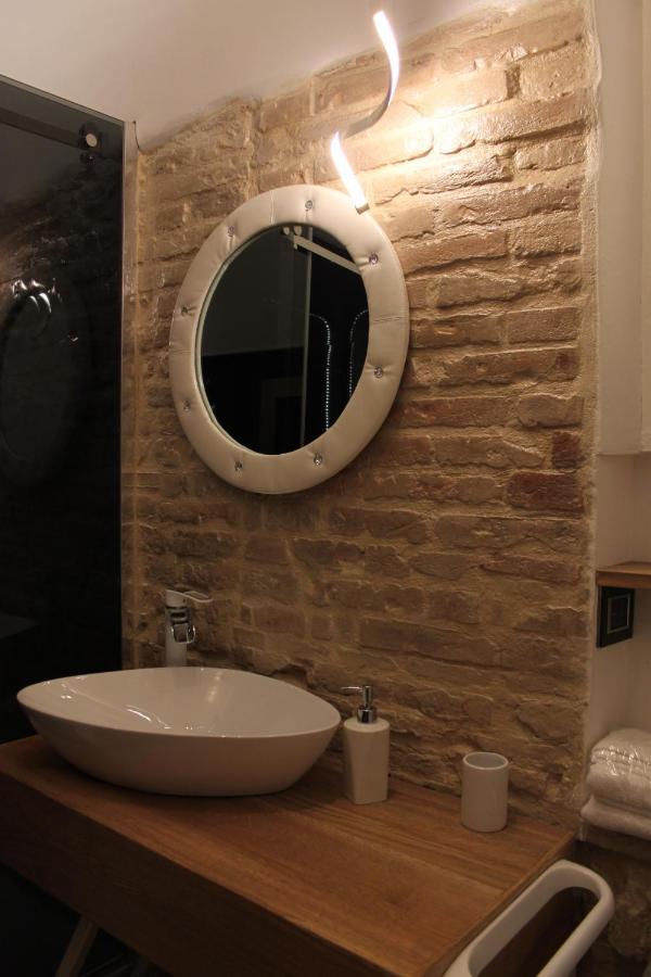 Jacuzzi Apartament By Parmacentro B&B Luaran gambar