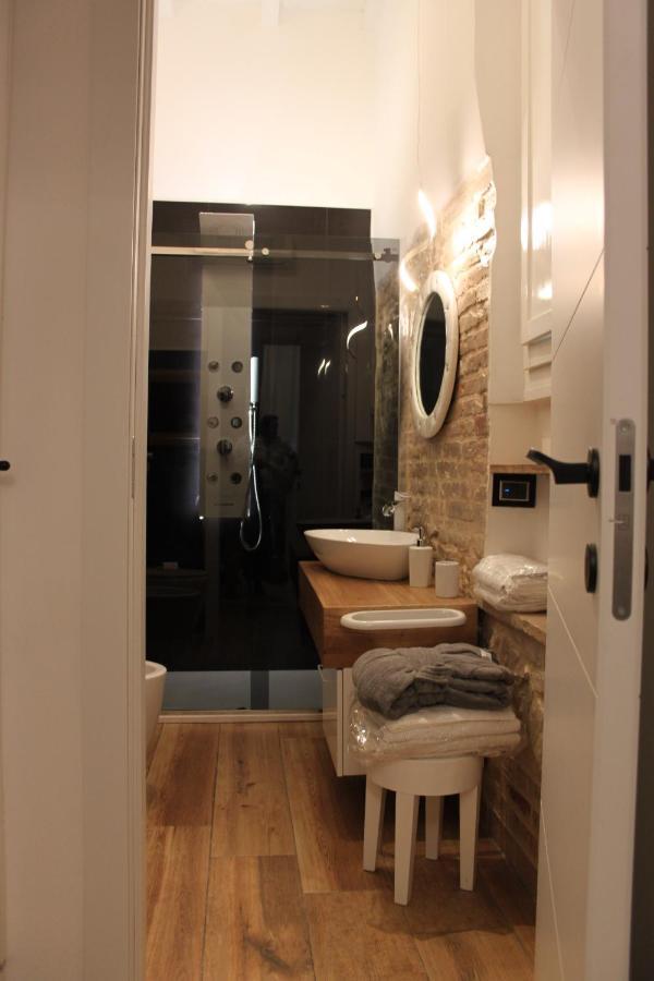 Jacuzzi Apartament By Parmacentro B&B Luaran gambar