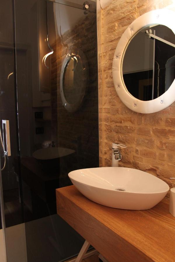 Jacuzzi Apartament By Parmacentro B&B Luaran gambar