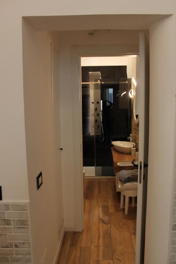 Jacuzzi Apartament By Parmacentro B&B Luaran gambar