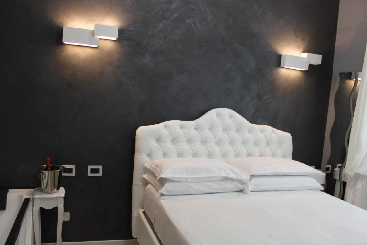 Jacuzzi Apartament By Parmacentro B&B Luaran gambar